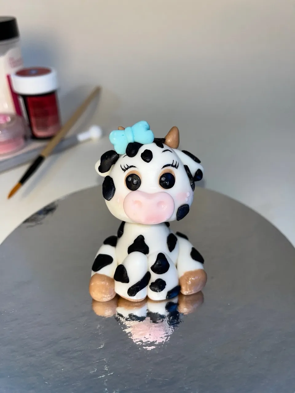 Figura de perro modelada en fondant
